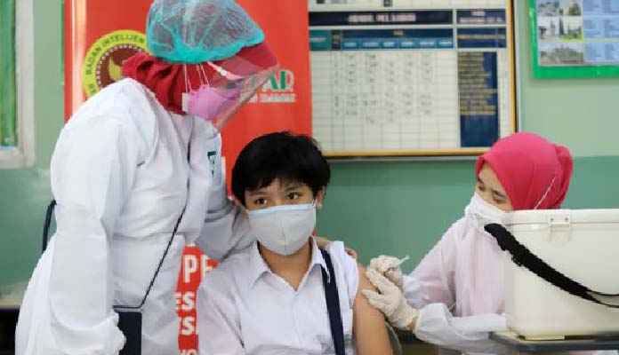 Lintas 12 mengabarkan info seputar Presiden Jokowi memperingatkan agar tidak berpuas diri saat Indonesia menemukan kasus Omicron pertama dan Indonesia mulai vaksinasi COVID-19 untuk anak kecil.