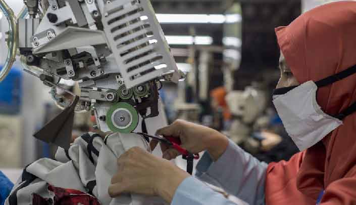 Seorang karyawan mengoperasikan mesin di lini produksi pabrik PT Pan Brothers Tbk di Tangerang, Banten pada 14 Februari 2019. [Foto: JG Photo/Yudha Baskoro]