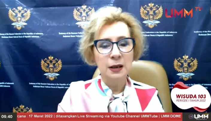 Lyudmila Georgievna Vorobieva, Duta Besar Rusia untuk Indonesia menyampaikan paparannya dalam wisuda UMM (17/3). [Foto: ]