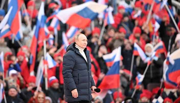 Presiden Rusia Vladimir Putin menyampaikan pidato saat konser menandai ulang tahun kedelapan pencaplokan Krimea oleh Rusia di Stadion Luzhniki di Moskow, Rusia, 18 Maret 2022 [Sputnik/Ramil Sitdikov/Kremlin via Reuters]