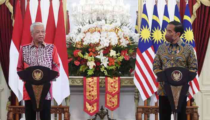 Dalam foto yang dirilis oleh Istana Kepresidenan Indonesia ini, Perdana Menteri Malaysia Ismail Sabri Yaakob, kiri, berbicara saat Presiden Indonesia Joko Widodo memandang selama konferensi pers setelah pertemuan mereka di Istana Merdeka di Jakarta, Indonesia, Jumat, 1 April 2022. [Foto: Istana Kepresidenan/AP]