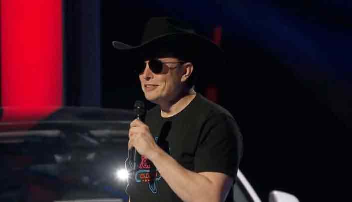 Musk, mengenakan topi koboi dan kacamata hitam, mengirimkan batch pertama crossover Model Y dari fasilitas besar Austin Kamis malam. [Foto: oleh autonews]