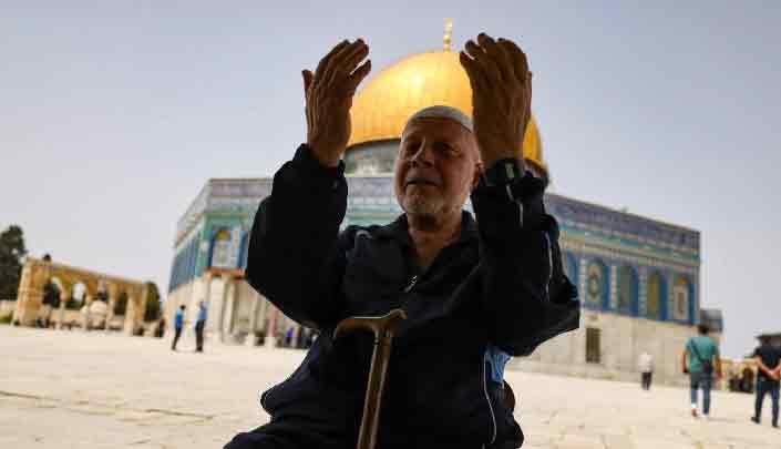 Seorang Palestina berdoa di depan Kubah Batu di Masjid al-Aqsa di Kota Tua Yerusalem, pada 17 April 2022 [Foto: AFP]