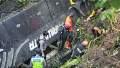 3 tewas saat bus terjun ke jurang. Penumpang guru dan pegawai SD Negeri Sayang, Jatinagor, Sumedang - Lintas 12 Portal Berita Indonesia