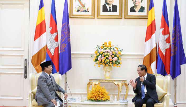 Menteri Pertahanan Indonesia, Prabowo Subianto (kiri), bersama Perdana Menteri Kamboja Hun Sen (kanan) di Peace Palace, Phnom Penh, Kamboja, Rabu, 22 Juni 2022. [HO-Tim Media Prabowo Subianto/dst]