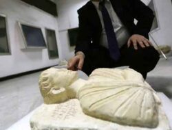 Perdagangan barang antik yang dicuri memicu konflik di Timur Tengah