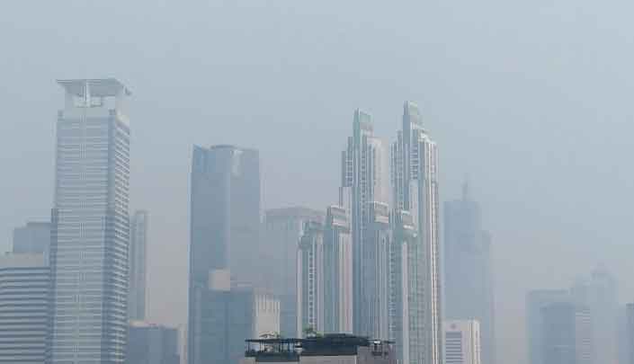 Gambar gedung pencakar langit Jakarta diselimuti polusi udara di Setiabudi, Jakarta Selatan, Jumat, 17 Juni 2022. [Foto: ANTARA/Dewa Ketut SW/rst]