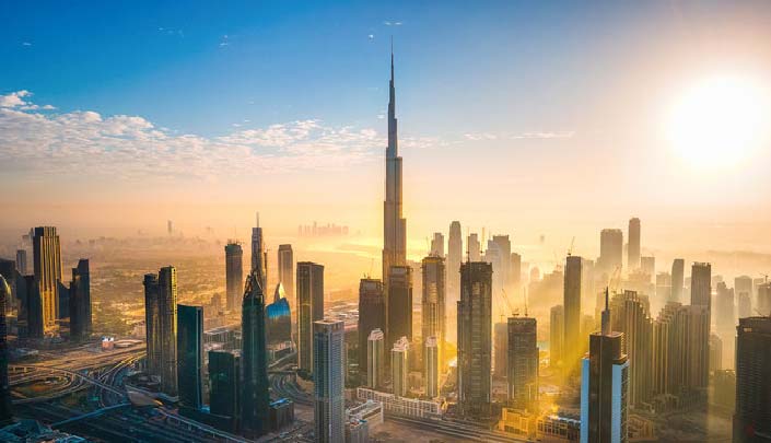 Cakrawala udara di pusat kota Dubai dipenuhi dengan gedung pencakar langit modern di Uni Emirat Arab, dengan Burj Khalifa menjulang di atas kota utama saat matahari terbit. [Gambar Getty]