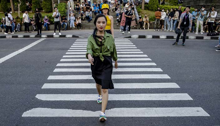 Dua model wanita berjalan di atas catwalk jalanan saat Citayam Fashion Week di kawasan Dukuh Atas, Jakarta Pusat, 19 Juli 2022.