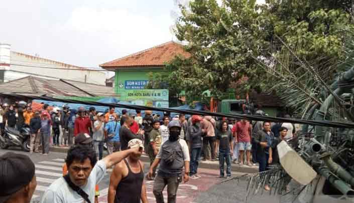 Massa berkerumun di lokasi kecelakaan truk trailer di depan sebuah sekolah dasar negeri di Jalan Sultan Agung, Bekasi Barat, Kota Bekasi, Jawa Barat, Rabu (31 Agustus 2022).