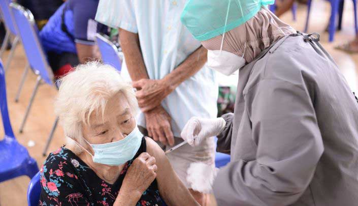 Ilustrasi - Petugas Satgas COVID-19 Belitung memberikan vaksin.