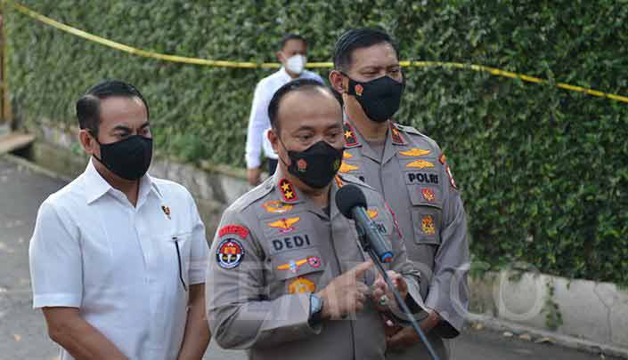 Kepala Divisi Humas Polri, Irjen Dedi Prasetyo memberikan keterangan usai melakukan uji balistik labfor di bekas rumah dinas Ferdy Sambo di Duren tiga, Jakarta Selatan, Senin, 1 Agustus 2022.