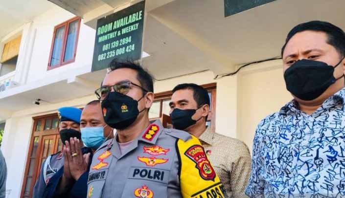 Kapolres Denpasar Kompol Bambang Yugo Pamungkas menyampaikan keterangan persnya terkait pengungkapan perjudian online di Kuta, Badung, Bali, Jumat (19 Agustus 2022).