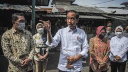 Presiden salurkan bansos di Pasar Cicaheum, Bandung termasuk bantuan modal kerja (BMK) - Lintas 12 Portal Berita Indonesia