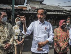 Presiden salurkan bansos di Pasar Cicaheum, Bandung