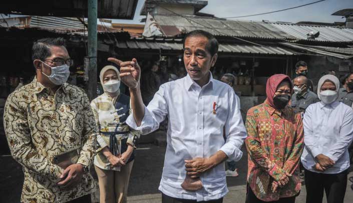 Presiden Joko Widodo (tengah) memberikan keterangan kepada awak media usai mengunjungi Pasar Cicaheum di Bandung, Jawa Barat, Minggu (28 Agustus 2022)