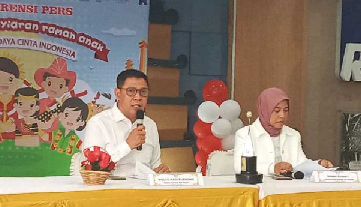 Wakil Ketua Komisi Penyiaran Indonesia (KPI), Mulyo Hadi Purnomo, dan Komisioner KPI, Mimah Susanti, dalam konferensi pers Anugerah Penyiaran Ramah Anak (APRA) 2022 yang digelar di Jakarta, Sabtu (13/8). 2022).