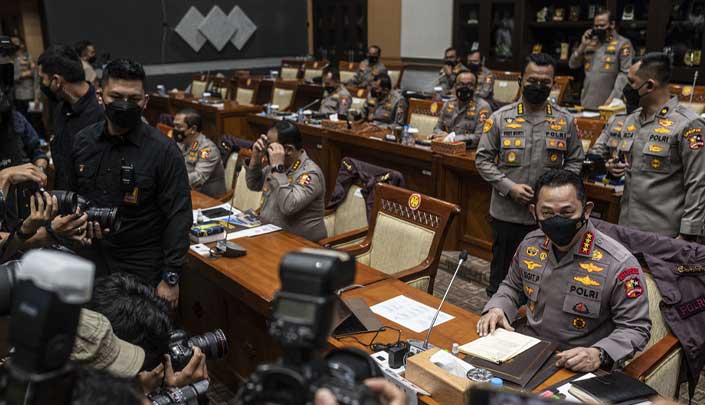 Kapolri Listyo Sigit Prabowo, kanan, menghadiri rapat dengar pendapat dengan Komisi Hukum DPR RI di Gedung DPR, Jakarta, 24 Agustus 2022. 