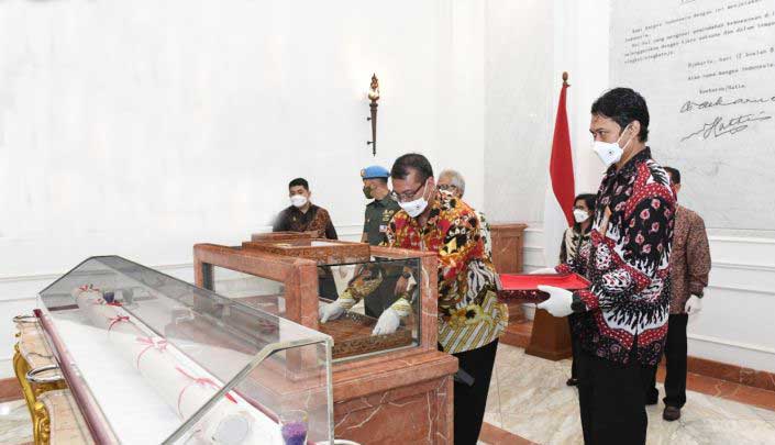 Staf Sekretariat Presiden menempatkan naskah asli proklamasi kemerdekaan dalam lemari pajangan di sebuah ruangan di Istana Merdeka, Jakarta, Selasa (16 Agustus 2022).