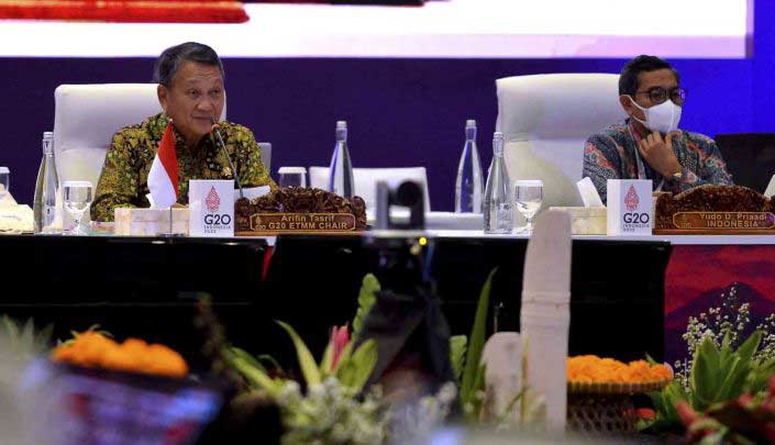 Menteri ESDM Arifin Tasrif (kiri), didampingi staf ahli perencanaan strategis, Yudo Dwinanda Priaadi (kanan), memberikan sambutan pada pembukaan Pertemuan Tingkat Menteri Transisi Energi (ETMM) G20 di Badung, Bali, pada Jumat (2 September 2022)