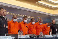 Polda Metro Jaya menghadirkan tersangka sindikat perdagangan ginjal dalam konferensi pers di Jakarta, Kamis, 20 Juli 2023.
