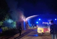 Mobil water canon milik Polri memadamkan api di atas kontainer yang dibakar massa saat terjadi bentrok warga dengan aparat gabungan di kawasan Pulau Rempang, Batam, Kamis (7/9). [Foto: ANTARA/Yude]