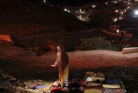 Penyintas Gempa Maroko Tidur di Tempat Terbuka [Foto: Reuters]