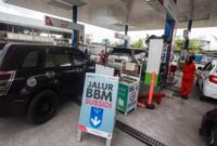 Terlihat petugas SPBU melayani pengisian bahan bakar minyak (BBM) jenis Pertalite di SPBU Yos Sudarso, Palangka Raya, Kalimantan Tengah, Sabtu (3/9/2022). - [ANTARA FOTO/Makna Zaezar]