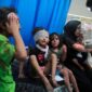 Anak-anak Palestina yang terluka akibat serangan Israel dibawa ke Rumah Sakit Shifa di Kota Gaza pada 11 Oktober 2023. [Foto: AP/Ali Mahmoud)