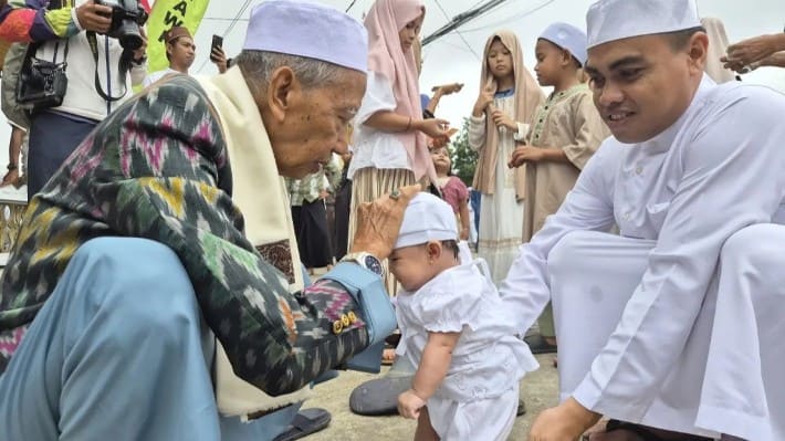 Ritual "Injak Bumi" tradisi masyarakat Melayu Jambi saat Lebaran