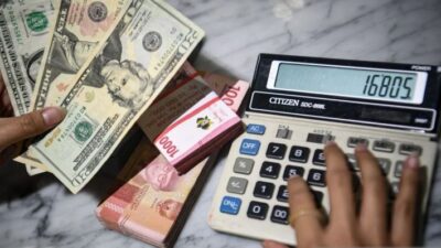 Rupiah Tertekan ke Rp16.981, Harga Minyak Dunia Tembus USD 103 per Barel