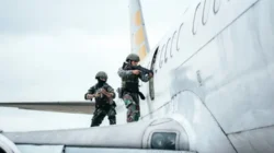 Latihan Penjinakan Bom Kopaska TNI AL: Simulasi Heroik Pembajakan Pesawat di Bandara Juanda
