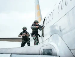 Latihan Penjinakan Bom Kopaska TNI AL: Simulasi Heroik Pembajakan Pesawat di Bandara Juanda