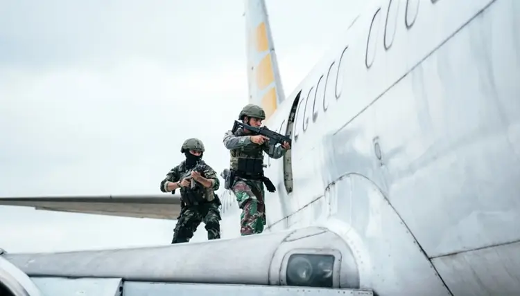 Latihan Penjinakan Bom Kopaska TNI AL: Simulasi Heroik Pembajakan Pesawat di Bandara Juanda